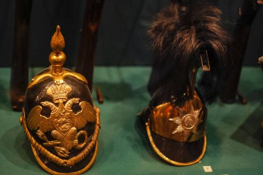 Müze sergisi, silah ve zırh örnekleri