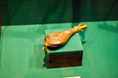 Müze sergisi, silah ve zırh örnekleri