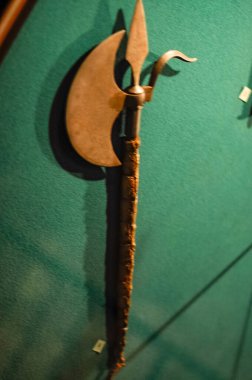 Müze sergisi, silah ve zırh örnekleri