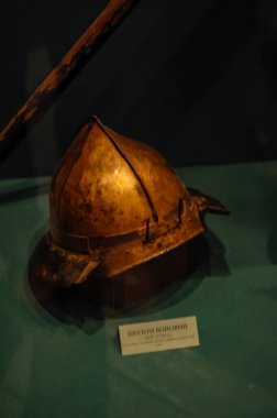 Müze sergisi, silah ve zırh örnekleri