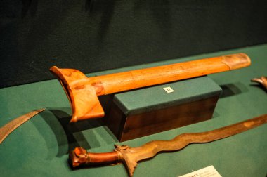 Müze sergisi, silah ve zırh örnekleri