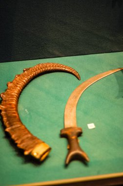 Müze sergisi, silah ve zırh örnekleri