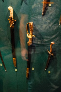 Müze sergisi, silah ve zırh örnekleri