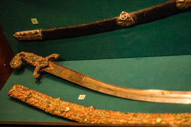 Müze sergisi, silah ve zırh örnekleri