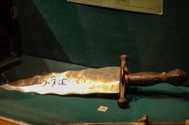 Müze sergisi, silah ve zırh örnekleri