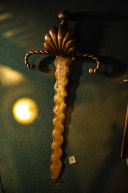 Müze sergisi, silah ve zırh örnekleri