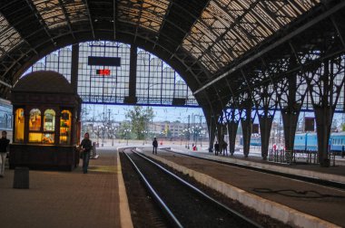 Eski Lviv tren istasyonu görünümünün atmosferi