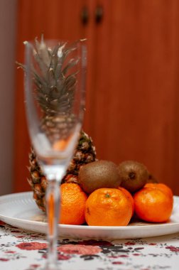 Gökyüzüne karşı dağ manzaralı şato.