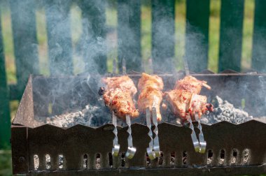 Dağ manzarasının üzerine yığılmış sis.
