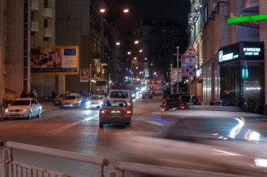 Gece şehri Kyiv hayat manzaraları ve arabalar