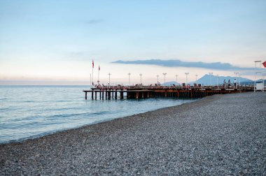 Deniz kıyısı dalgaları manzarayı yakından gösterir