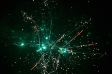 Gece havai fişekleri patlamaları gösteriyor.