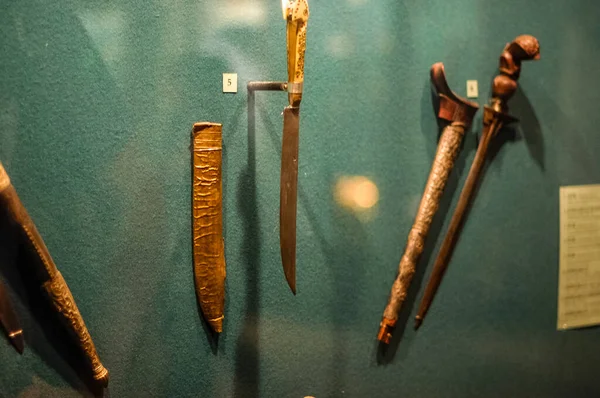 Müze sergisi, silah ve zırh örnekleri