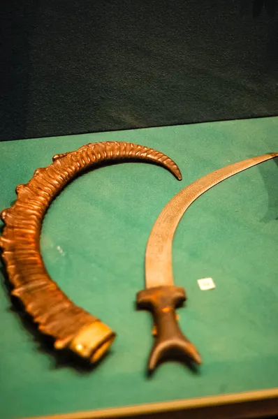 Müze sergisi, silah ve zırh örnekleri