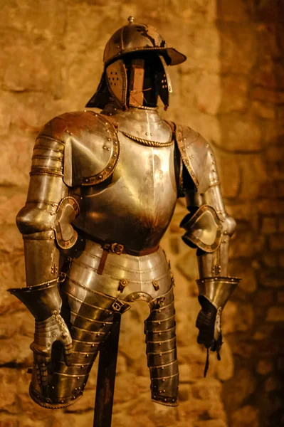 Müze sergisi, silah ve zırh örnekleri