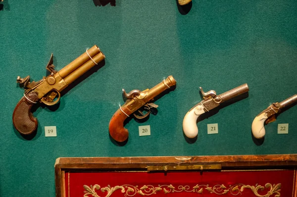 Müze sergisi, silah ve zırh örnekleri