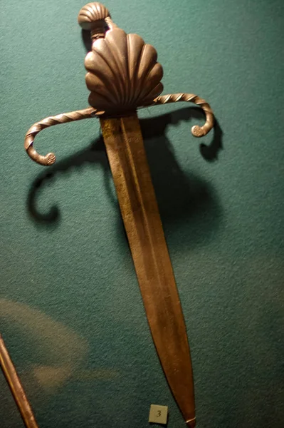 Müze sergisi, silah ve zırh örnekleri