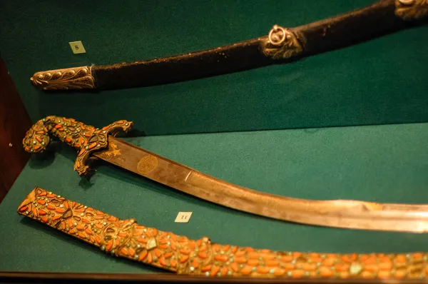 Müze sergisi, silah ve zırh örnekleri