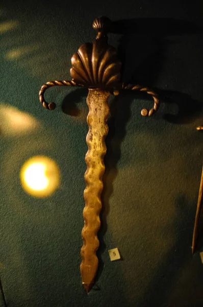 Müze sergisi, silah ve zırh örnekleri