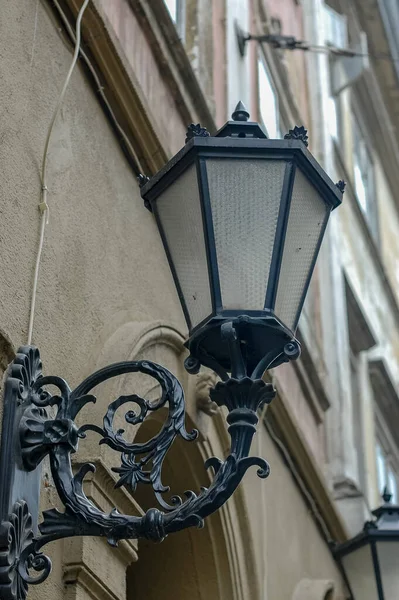 Duvarında lamba olan sokak lambası