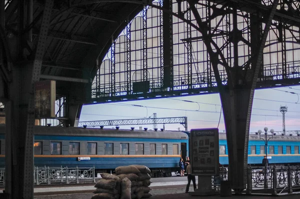 Атмосфера Старого Львівського Вокзалу — стокове фото
