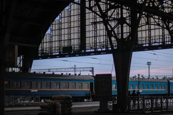 Eski Lviv tren istasyonu görünümünün atmosferi