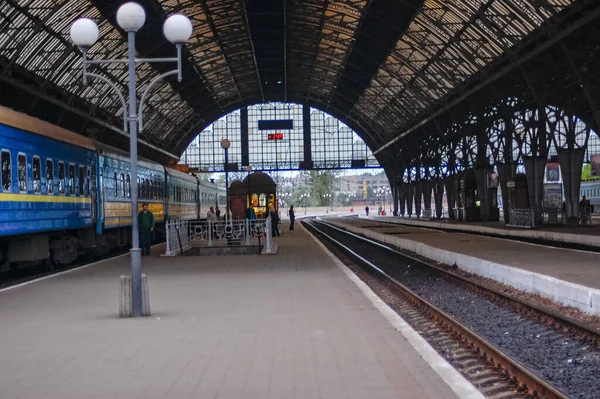 Eski Lviv tren istasyonu görünümünün atmosferi