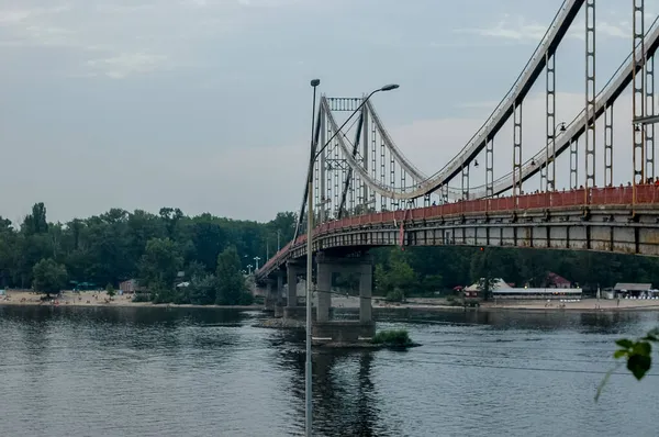 Enorme Ponte Sulla Vista Sul Fiume — Foto Stock