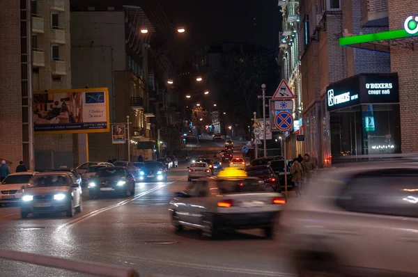 Gece şehri Kyiv hayat manzaraları ve arabalar