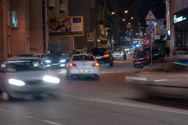 Gece şehri Kyiv hayat manzaraları ve arabalar