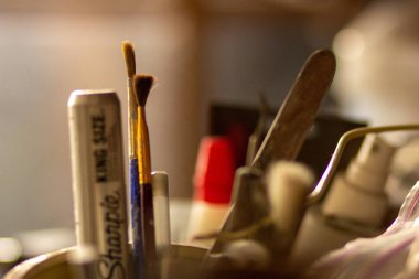 Atölyedeki sanatsal aletler