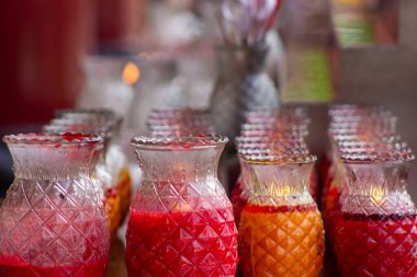 Budist tapınağında mumlar.