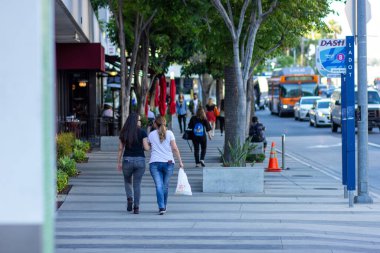 Los Angeles şehir merkezinde yürüyen insanlar.