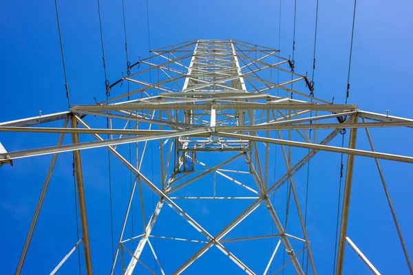 Arka planda gökyüzü olan elektrik hatları