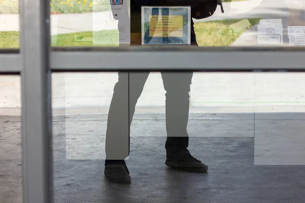 Hombre Parado Frente Una Ventana — Foto de Stock