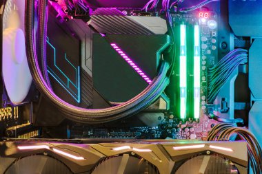 Masaüstü PC Oyun ve Soğutma Fan İşlemcisi sistemi içinde çok renkli LED RGB ışık durumu çalışma modunda, PC Case teknolojisi arka planında