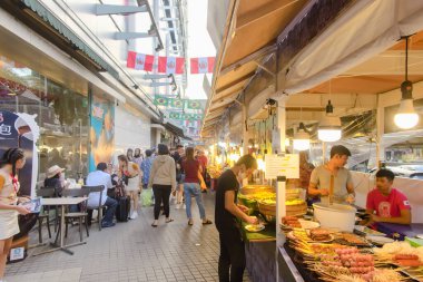 Bangkok, Tayland 27 Ocak 2019: Sokak yemekleri, sokak bakkalı, Bangkok, Tayland 'da sokak modası, açık hava etkinliği ve yaşam tarzı ile Platinum Moda Merkezi' nde kaldırım
