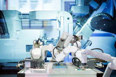 Endüstriyel otomasyon robot takım çalışması akıllı fabrika, makine mavisi renk arkaplanı, endüstri 4.0 ve yapay zeka üzerinde devre kartı ile çalışmak, gelecekteki konsept yerine robot işi