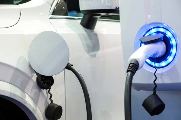 Modern beyaz EV araba şarj edilebilir şarj makinesi, elektrik gücü akıllı araçlar için alternatif bir yakıtdır.