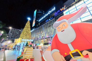 Bangkok-Tayland DEC 3 2019: Dev Noel ağacı ve Noel temalı süsleme ve Bangkok 'un yeni yıla geri sayım için dönüm noktalarından biri olan Central World' de gece vakti hareket eden insanları bulanıklaştırdı