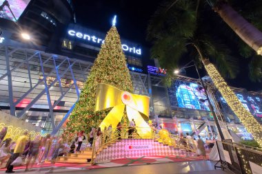 Bangkok-Tayland DEC 3 2019: Dev Noel ağacı ve Noel temalı süsleme ve Bangkok 'un yeni yıla geri sayım için dönüm noktalarından biri olan Central World' de gece vakti hareket eden insanları bulanıklaştırdı