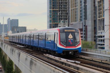 Bangkok-Tayland 19 AUG 2019: BTS Gökyüzü Treni şehir planına göre gündüz vakti, Gökyüzü Treni Bangkok 'ta hızlı yolculuğu kolaylaştırmak ve kolaylaştırmak için kullanılan bir toplu taşıma sistemidir.