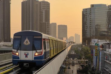 Bangkok-Tayland DEC 5 2019: Akşam saatlerinde şehir planında BTS Gökyüzü Treni, Bangkok 'taki toplu taşıma sistemidir.