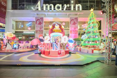 Bangkok-Tayland DEC 3. 2019: Noel ağacı ve Amarin Plaza gece sahnesinde Noel temalı dekorasyon, Bangkok 'un yeni yıla geri sayım için dönüm noktalarından biri.