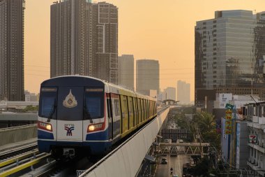 Bangkok-Tayland DEC 5 2019: Akşam saatlerinde şehir planında BTS Gökyüzü Treni, Bangkok 'taki toplu taşıma sistemidir.