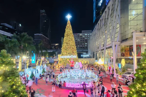Bangkok-Tayland DEC 3 2019: Dev Noel ağacı ve Noel temalı süsleme ve Bangkok 'un yeni yıla geri sayım için dönüm noktalarından biri olan Central World' de gece vakti hareket eden insanları bulanıklaştırdı