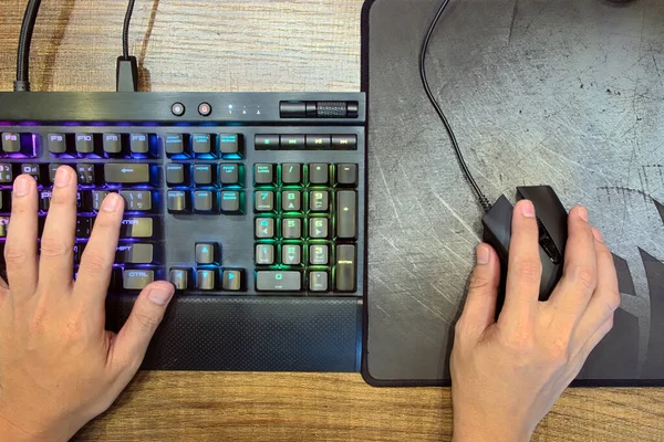 Bilgisayar PC Masaüstünde oyun oynamak için Mekanik Oyun Klavyesi ve Oyun Fare 'sini kullanan Oyuncuların yakın çekim elleri, sağ elde seçici odaklanma, eğlence ve eğlence, e-spor konsepti