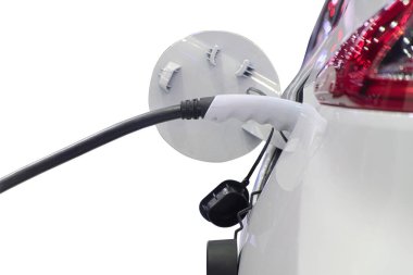 Beyaz akıllı arabanın pilini şarj etmek için fişe bağlı elektrik şarj makinesini (EV Car) yakın çekiş, beyaz arkaplanda izole edilmiş, tıpa kavrama odaklı seçici