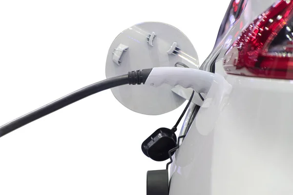 Beyaz akıllı arabanın pilini şarj etmek için fişe bağlı elektrik şarj makinesini (EV Car) yakın çekiş, beyaz arkaplanda izole edilmiş, tıpa kavrama odaklı seçici