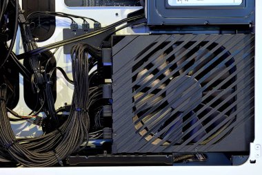 Güç Arzı Birimi, SSD depolama ve kablo kablolarını düzenli bir şekilde bilgisayar PC Case ve DIY 'de yöneten yüksek performanslı masaüstü bilgisayarı, teknoloji arka planı